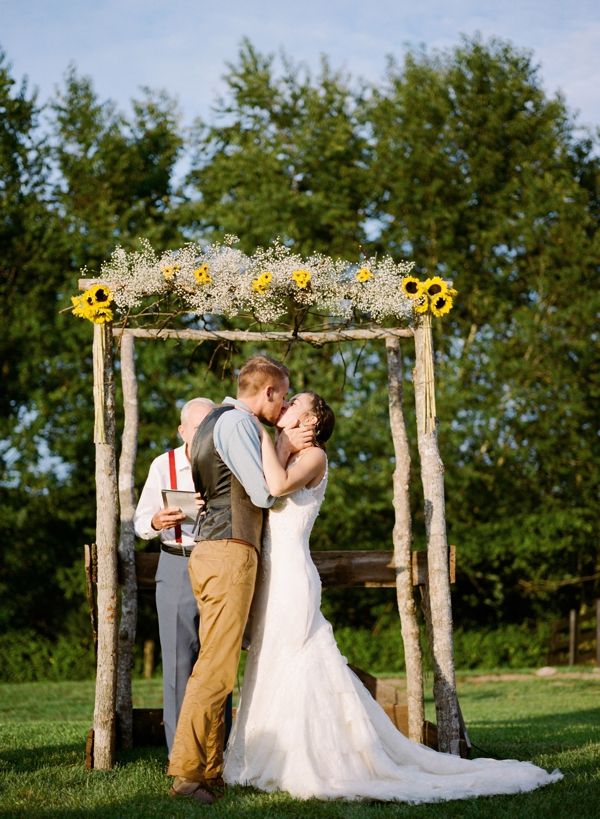 DIY-arbor-with-sunflowers-and-babys-breath