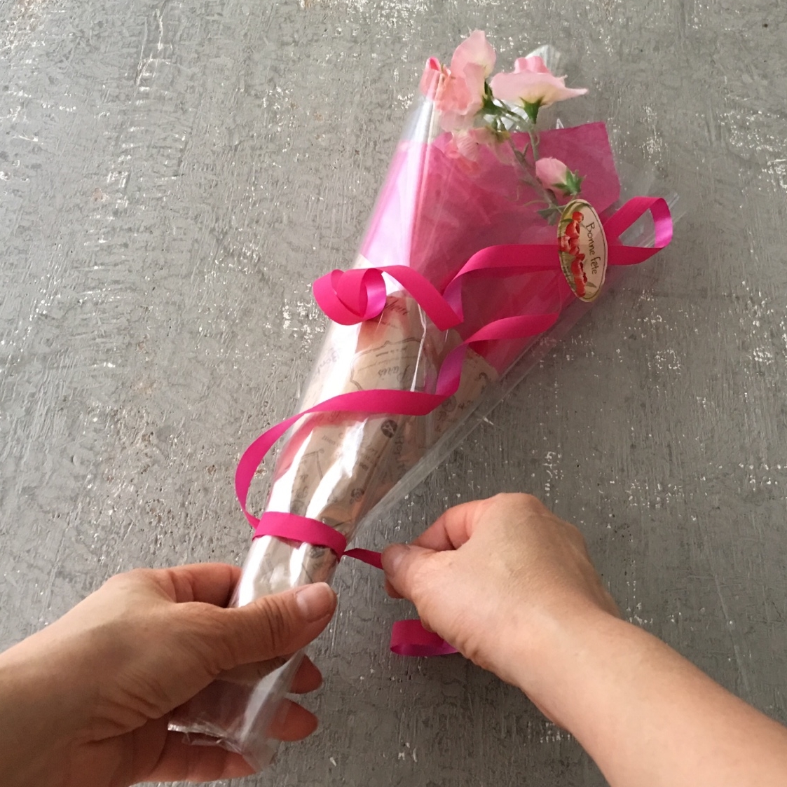 卒業式 卒園式に贈りたい 一輪花束を豪華に見せるラッピング方法 フラワーエデュケーションジャパン