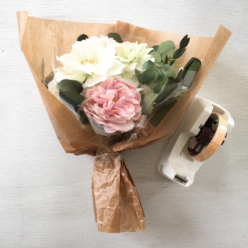 お花屋さんみたいにかわいく仕上げる 花束 ブーケのラッピング方法 フラワーエデュケーションジャパン