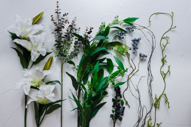 ユリとユーカリのリースの花材料
